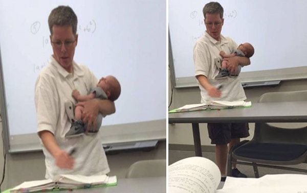 Una profesora ayuda a una alumna con su bebé para que pueda estudiar en clase