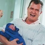 35 imágenes emocionantes de papás con sus bebés luego del parto