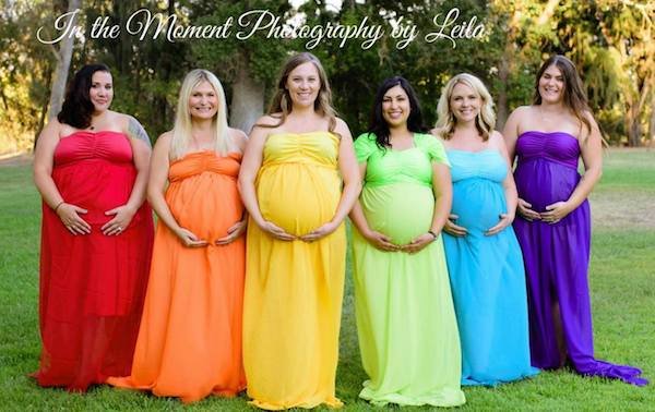 Seis mamás posan embarazadas y luego del nacimiento de sus bebés arco iris