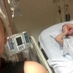 selfie una joven captura momento en hermana en trabajo parto agoniza dolor