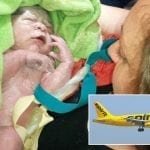 Una mujer dio a luz en pleno vuelo y la aerolínea le hace un regalo muy especial al bebé