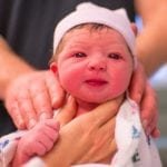 En pleno trabajo de parto una mama fotografía nacimiendo bebe arcoiris