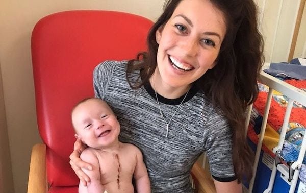 La sonrisa de este bebé tras una delicada operación de corazón conmueve al mundo