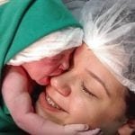 El conmovedor video de una bebé recién nacida que abraza a su mamá