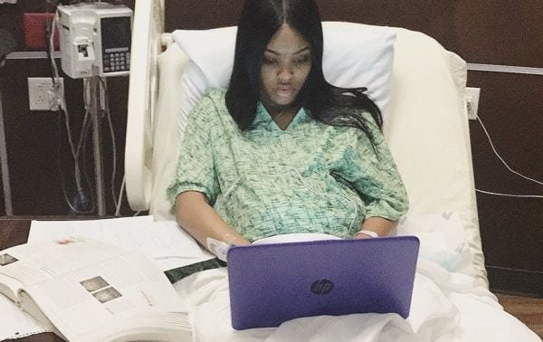En pleno trabajo de parto una mujer rinde un final de la facultad desde el hospital