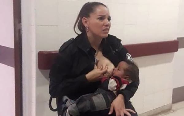 Esta mujer policía amamantó a un bebé internado en un hospital y su gesto se volvió viral