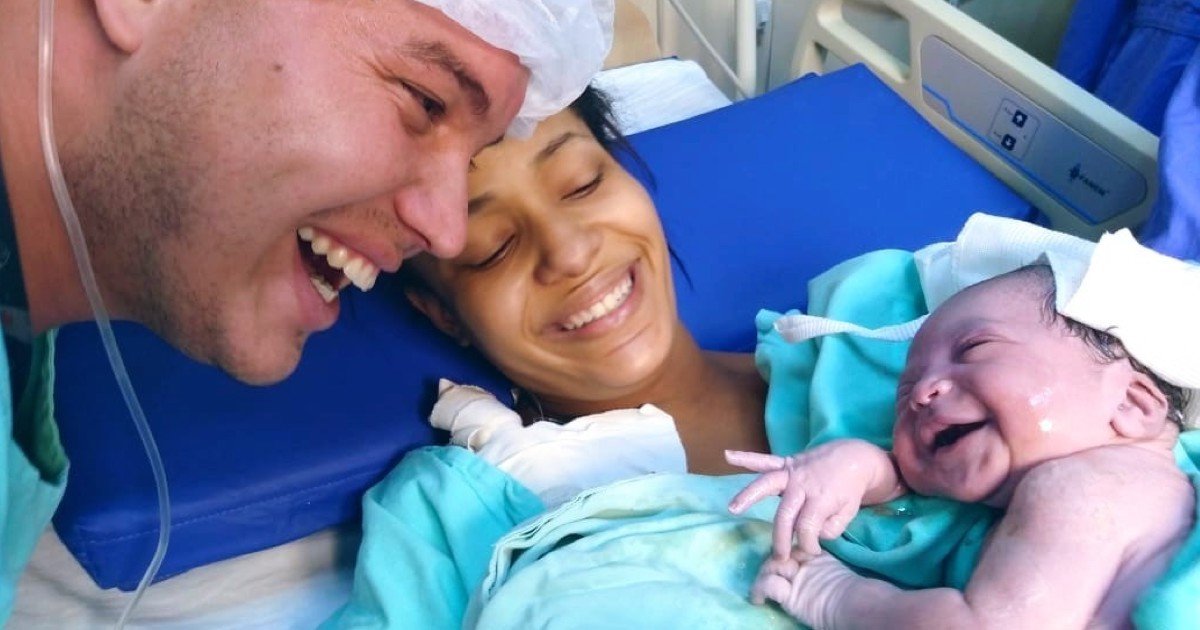 Hermosa Sorpresa Esta Pequena Recien Nacida Recibe A Su Padre Con Una Preciosa Sonrisa Babysitio